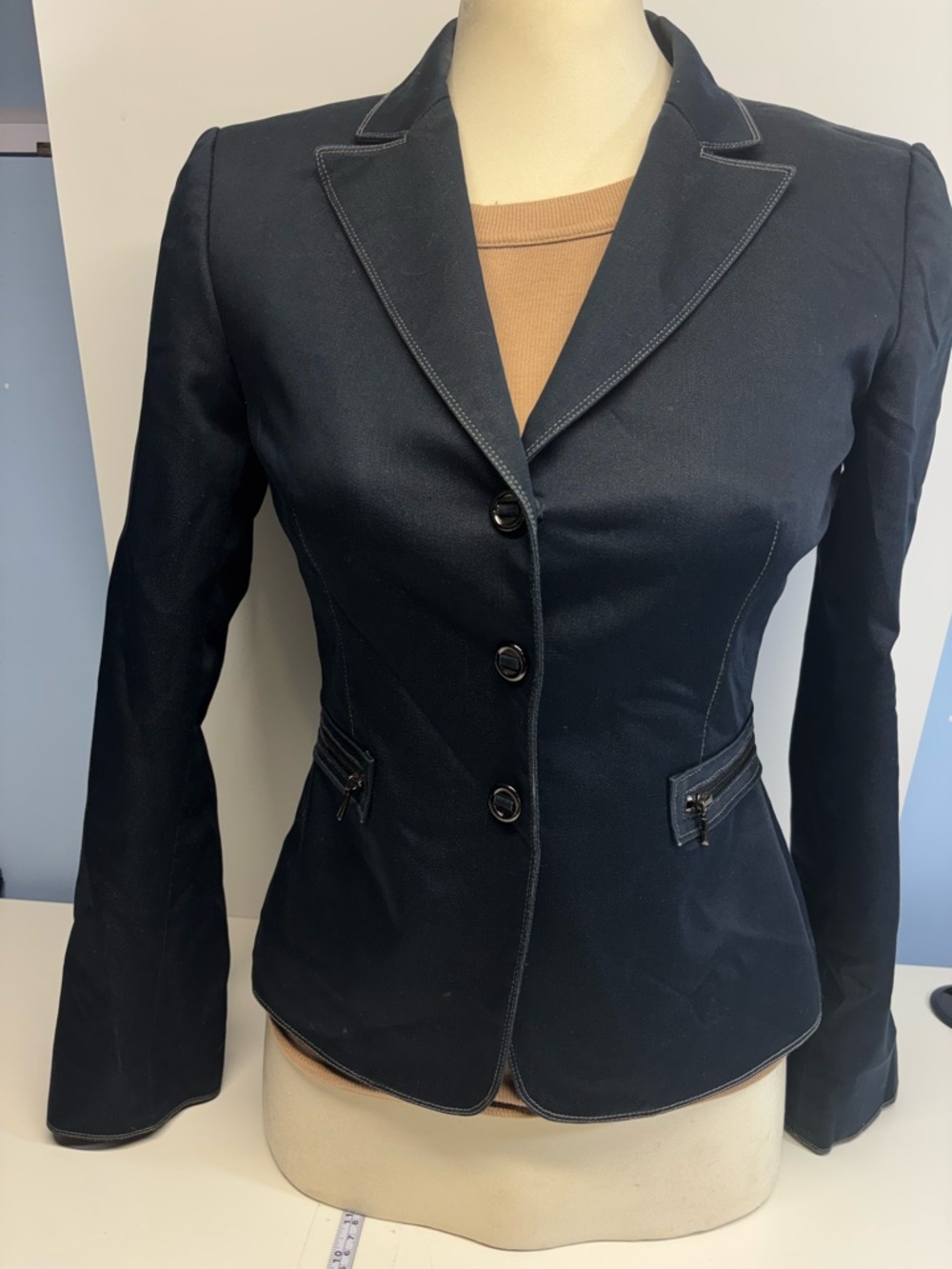 Tahari ASL mid 2000s zip pocket structured blazer size 2